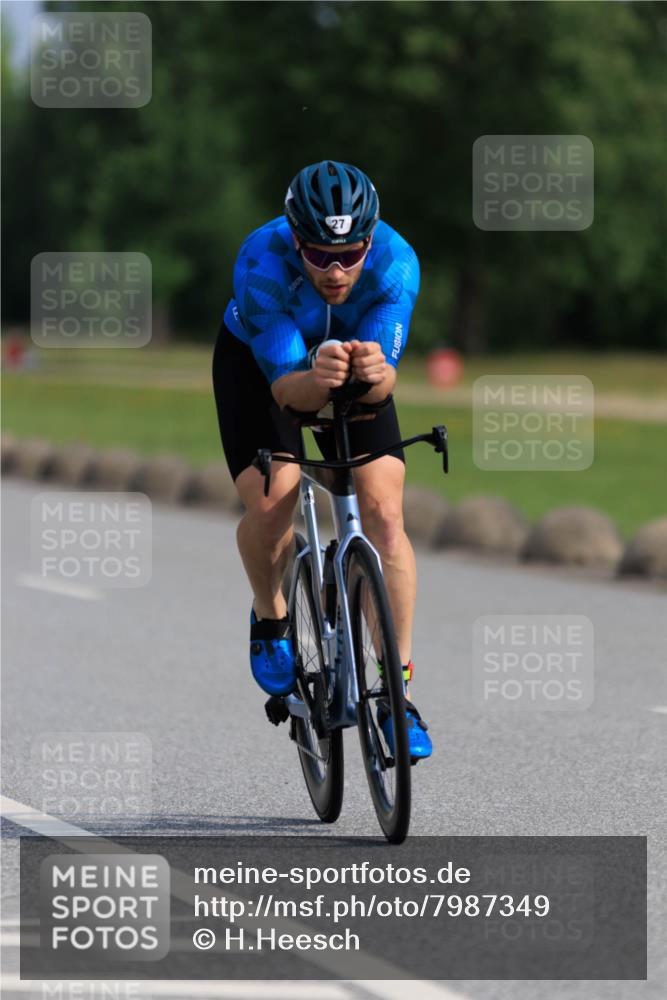 15.06.2025 - 27. Vierlanden-Triathlon H.Heesch http://msf.ph/oto/7987349 15.06.2025 09:12:24 Radfahren 27, 41, 69, 124 meine-sportfotos.de
