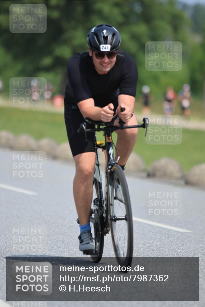 21.06.2025 - 27. Vierlanden-Triathlon H.Heesch http://msf.ph/oto/7987362 15.06.2025 11:37:20 Radfahren 741 meine-sportfotos.de