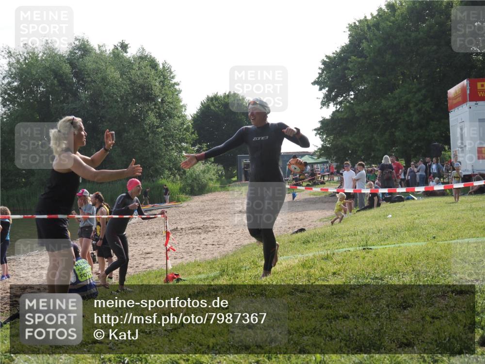 15.06.2025 - 27. Vierlanden-Triathlon KatJ http://msf.ph/oto/7987367 15.06.2025 09:03:12 Schwimmen 219, 248 meine-sportfotos.de