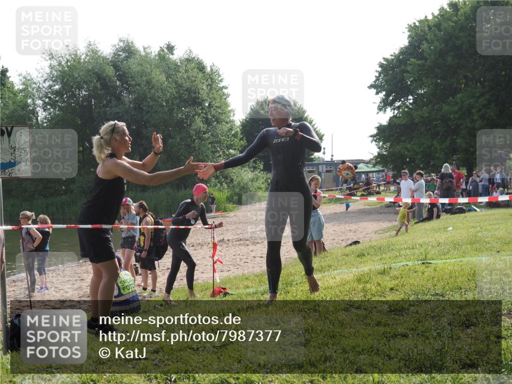 15.06.2025 - 27. Vierlanden-Triathlon KatJ http://msf.ph/oto/7987377 15.06.2025 09:03:12 Schwimmen 219, 248 meine-sportfotos.de