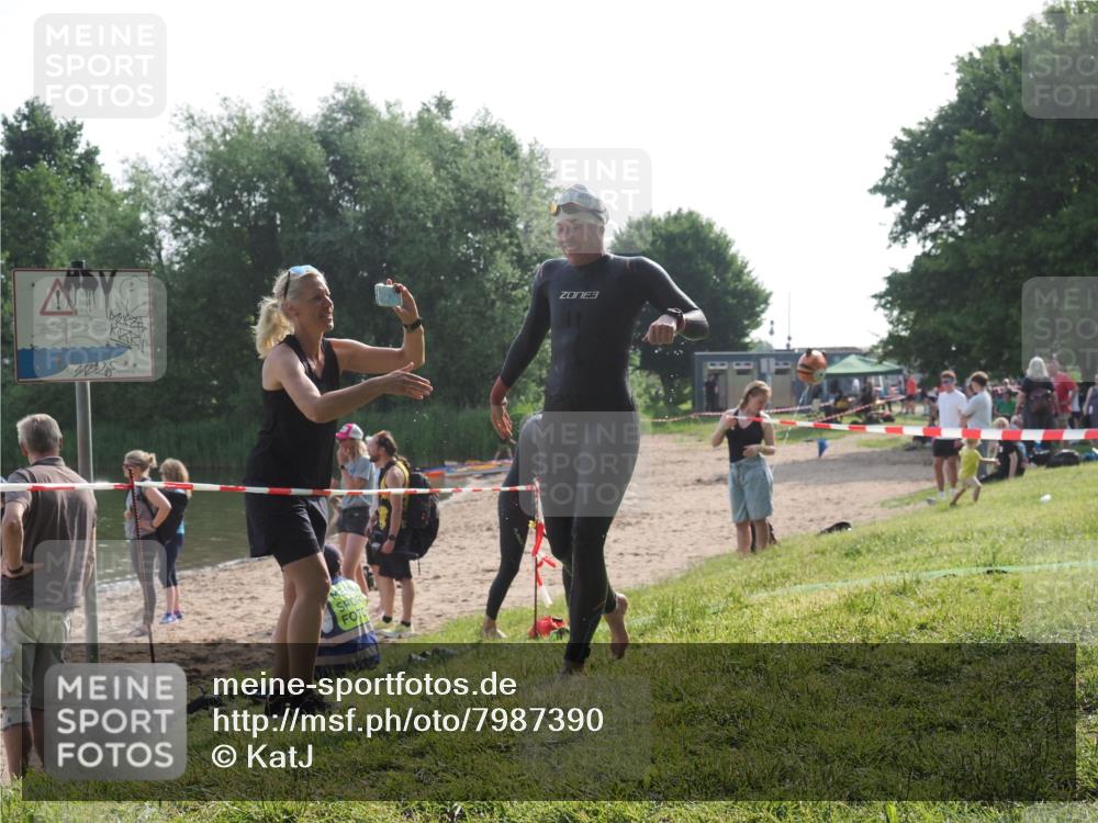 15.06.2025 - 27. Vierlanden-Triathlon KatJ http://msf.ph/oto/7987390 15.06.2025 09:03:12 Schwimmen 219, 248 meine-sportfotos.de