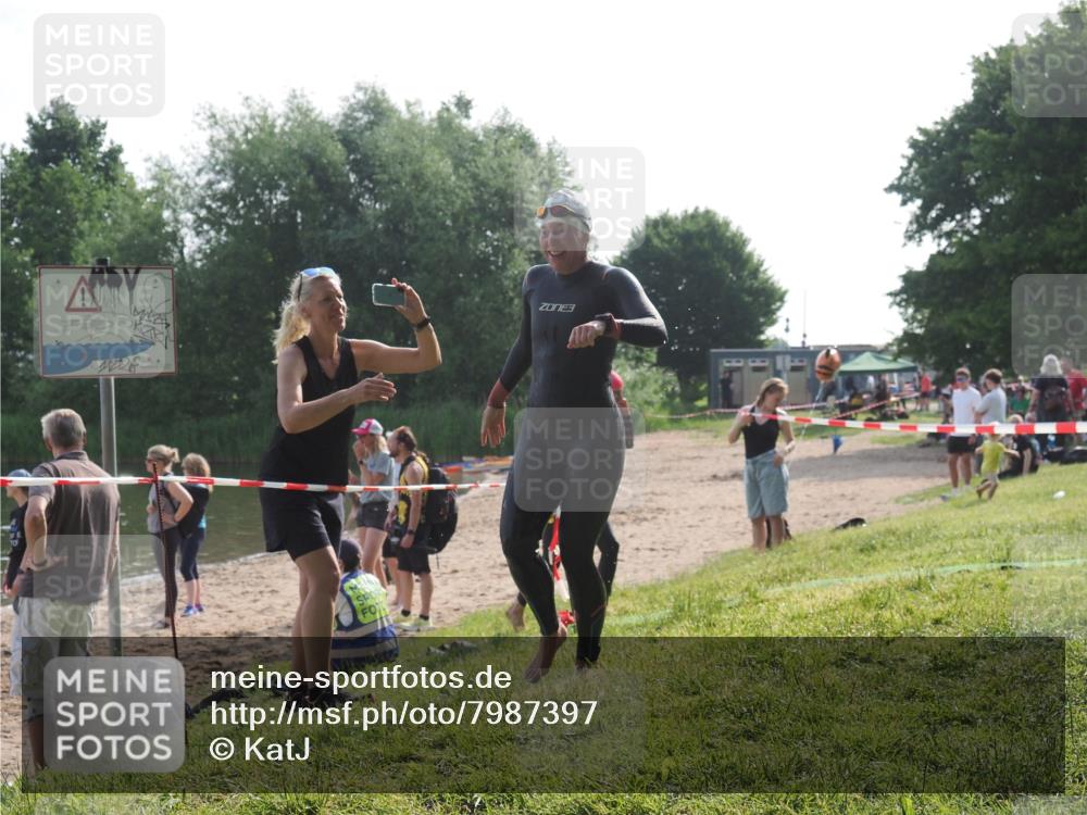 15.06.2025 - 27. Vierlanden-Triathlon KatJ http://msf.ph/oto/7987397 15.06.2025 09:03:12 Schwimmen 219, 248 meine-sportfotos.de