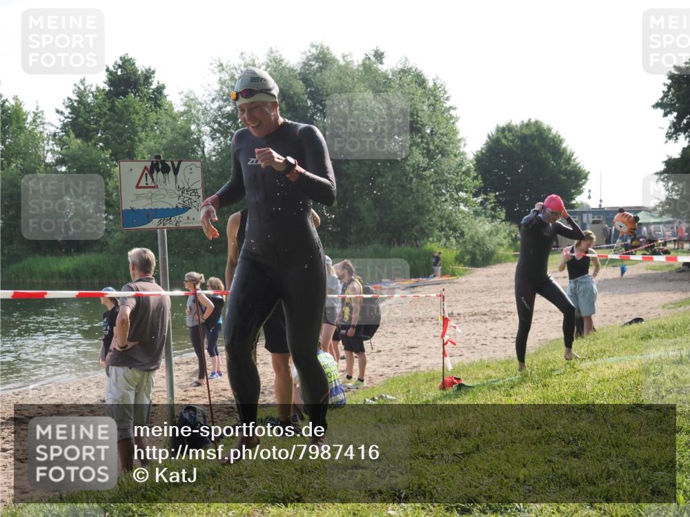 15.06.2025 - 27. Vierlanden-Triathlon KatJ http://msf.ph/oto/7987416 15.06.2025 09:03:13 Schwimmen 219, 248 meine-sportfotos.de