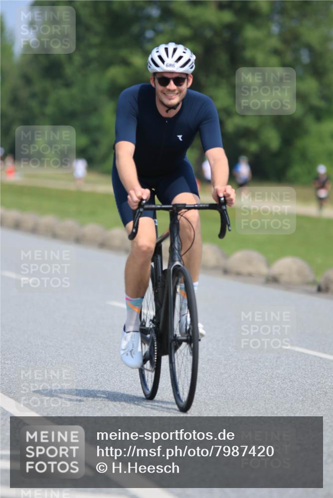 21.06.2025 - 27. Vierlanden-Triathlon H.Heesch http://msf.ph/oto/7987420 15.06.2025 11:37:31 Radfahren 90, 686, 727 meine-sportfotos.de