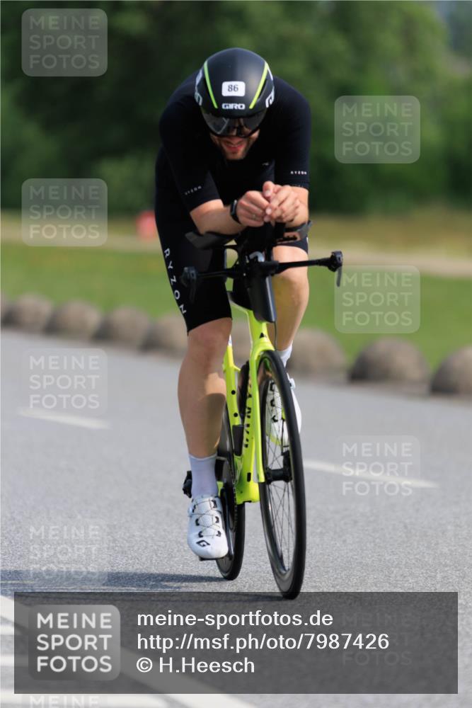 15.06.2025 - 27. Vierlanden-Triathlon H.Heesch http://msf.ph/oto/7987426 15.06.2025 09:12:45 Radfahren 86, 181, 214 meine-sportfotos.de