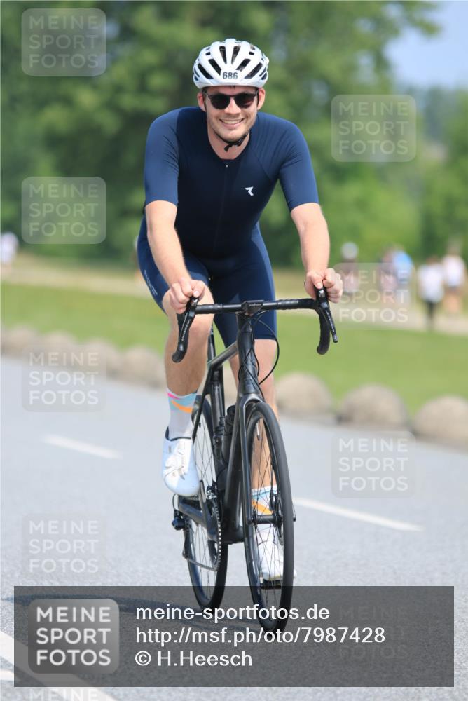 15.06.2025 - 27. Vierlanden-Triathlon H.Heesch http://msf.ph/oto/7987428 15.06.2025 11:37:31 Radfahren 90, 686, 727 meine-sportfotos.de