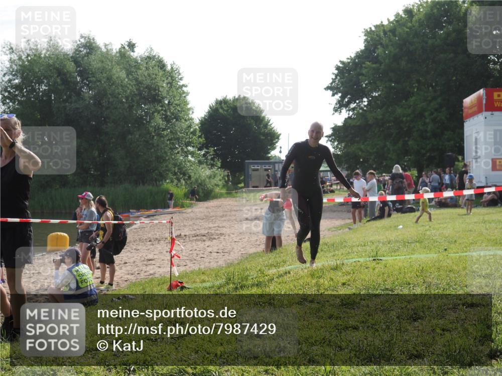15.06.2025 - 27. Vierlanden-Triathlon KatJ http://msf.ph/oto/7987429 15.06.2025 09:03:15 Schwimmen 219, 248 meine-sportfotos.de