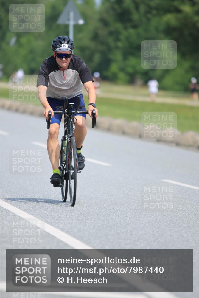 15.06.2025 - 27. Vierlanden-Triathlon H.Heesch http://msf.ph/oto/7987440 15.06.2025 11:37:34 Radfahren 90, 686, 727 meine-sportfotos.de