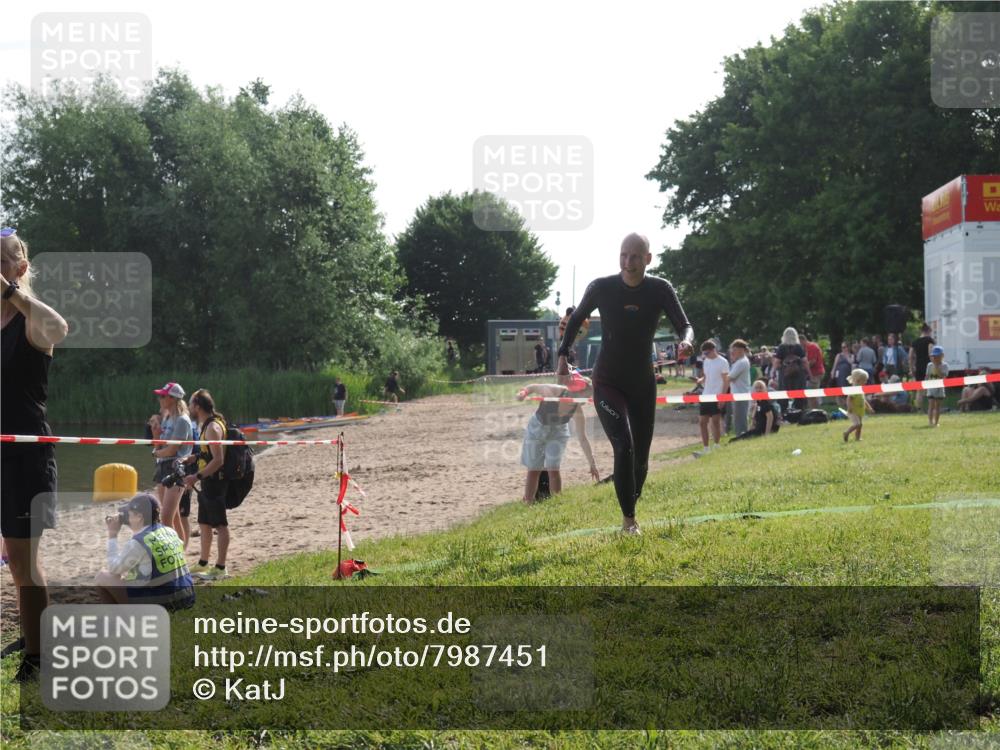 15.06.2025 - 27. Vierlanden-Triathlon KatJ http://msf.ph/oto/7987451 15.06.2025 09:03:15 Schwimmen 219, 248 meine-sportfotos.de
