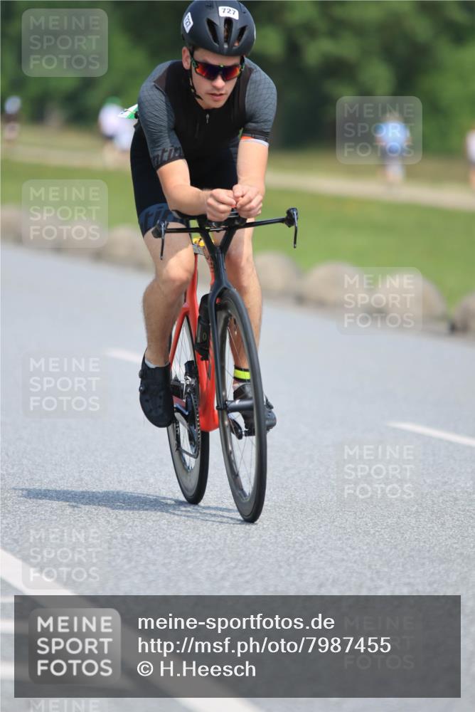 15.06.2025 - 27. Vierlanden-Triathlon H.Heesch http://msf.ph/oto/7987455 15.06.2025 11:37:38 Radfahren 90, 683, 727 meine-sportfotos.de