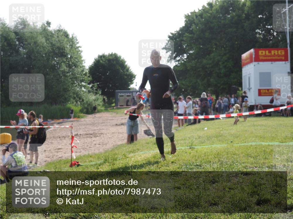 15.06.2025 - 27. Vierlanden-Triathlon KatJ http://msf.ph/oto/7987473 15.06.2025 09:03:16 Schwimmen 219, 248 meine-sportfotos.de