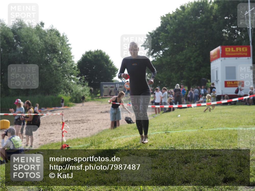 15.06.2025 - 27. Vierlanden-Triathlon KatJ http://msf.ph/oto/7987487 15.06.2025 09:03:16 Schwimmen 219, 248 meine-sportfotos.de
