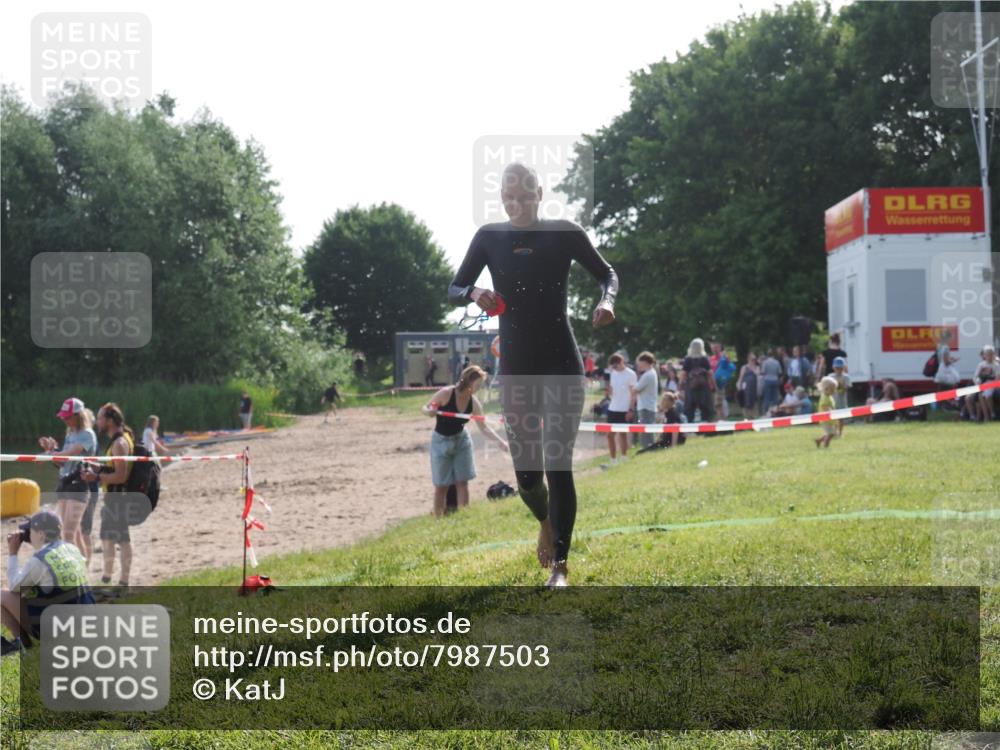 15.06.2025 - 27. Vierlanden-Triathlon KatJ http://msf.ph/oto/7987503 15.06.2025 09:03:16 Schwimmen 219, 248 meine-sportfotos.de