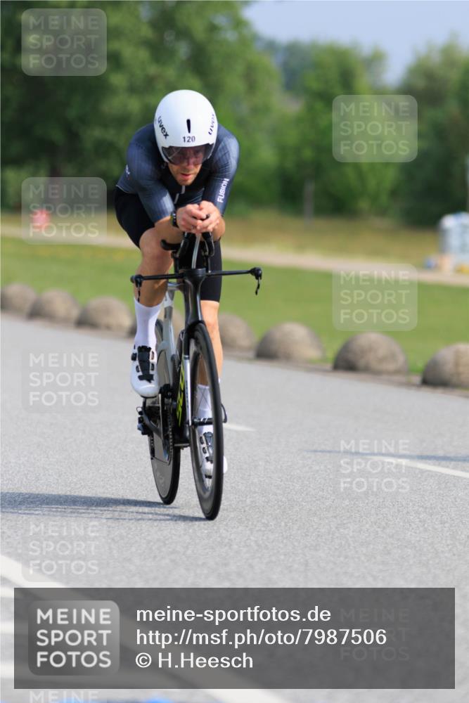 15.06.2025 - 27. Vierlanden-Triathlon H.Heesch http://msf.ph/oto/7987506 15.06.2025 09:14:09 Radfahren 50, 120, 221, 222 meine-sportfotos.de