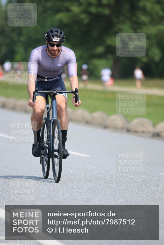 15.06.2025 - 27. Vierlanden-Triathlon H.Heesch http://msf.ph/oto/7987512 15.06.2025 11:37:49 Radfahren 691, 759, 854, 900 meine-sportfotos.de