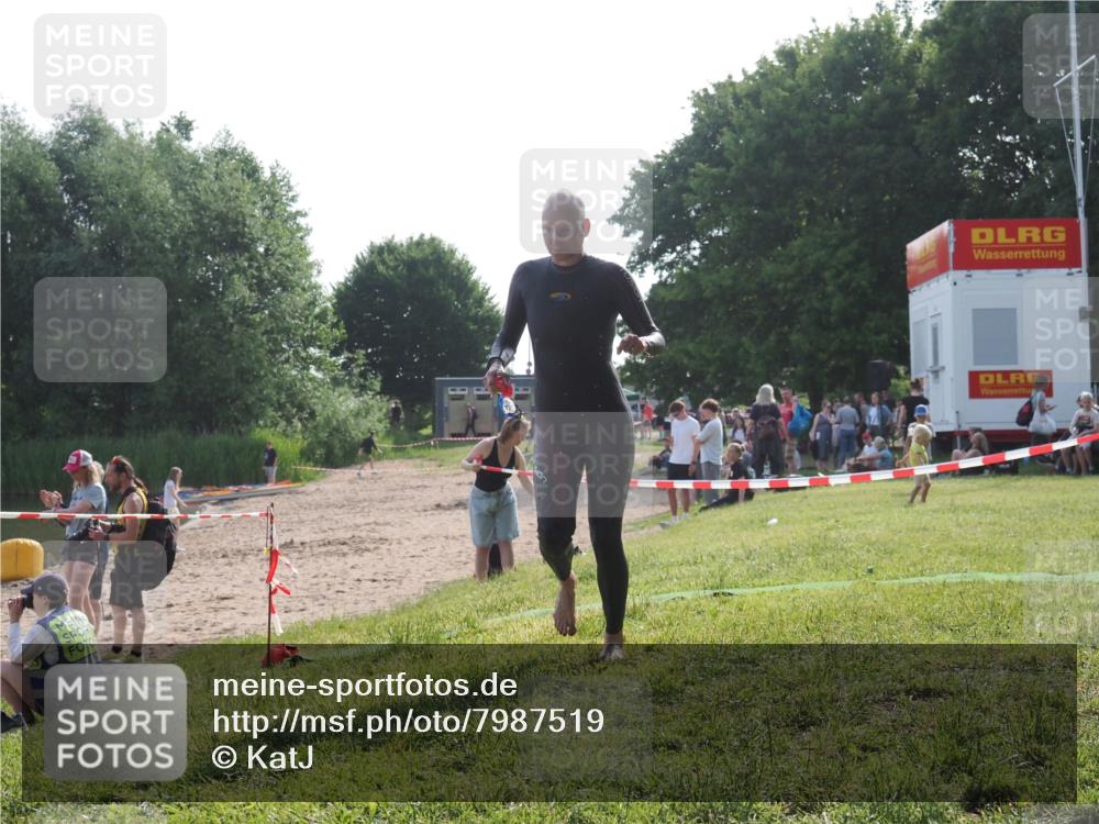 15.06.2025 - 27. Vierlanden-Triathlon KatJ http://msf.ph/oto/7987519 15.06.2025 09:03:16 Schwimmen 219, 248 meine-sportfotos.de