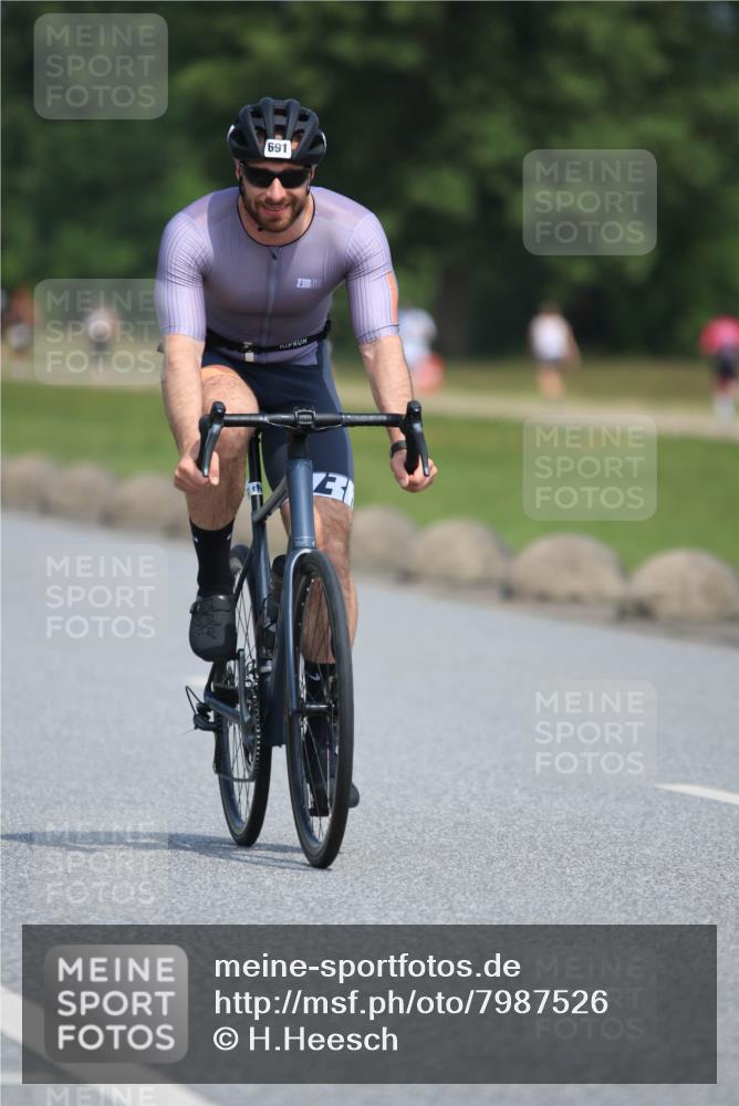 15.06.2025 - 27. Vierlanden-Triathlon H.Heesch http://msf.ph/oto/7987526 15.06.2025 11:37:49 Radfahren 691, 759, 854, 900 meine-sportfotos.de
