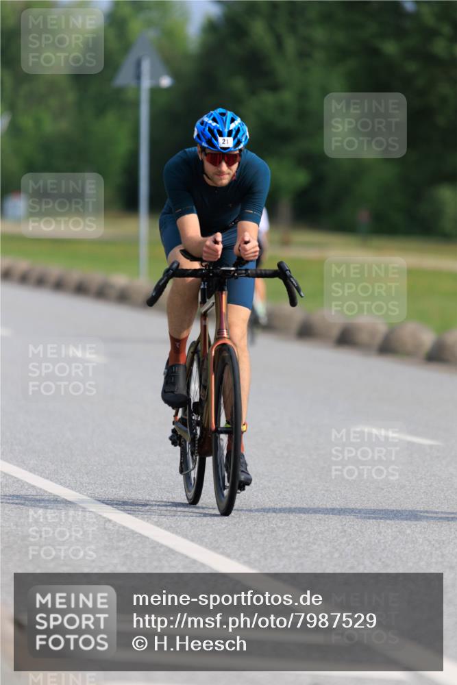 15.06.2025 - 27. Vierlanden-Triathlon H.Heesch http://msf.ph/oto/7987529 15.06.2025 09:14:37 Radfahren 15, 21, 75, 88, 94 meine-sportfotos.de