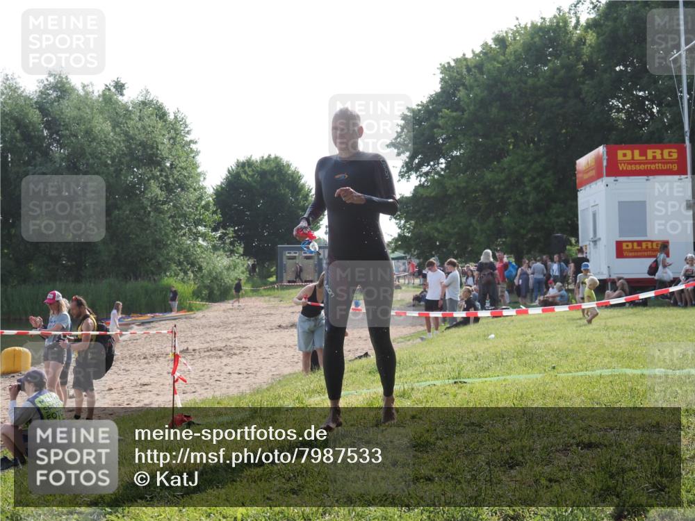 15.06.2025 - 27. Vierlanden-Triathlon KatJ http://msf.ph/oto/7987533 15.06.2025 09:03:16 Schwimmen 219, 248 meine-sportfotos.de