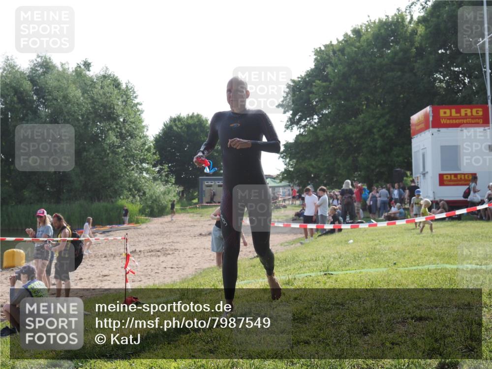 15.06.2025 - 27. Vierlanden-Triathlon KatJ http://msf.ph/oto/7987549 15.06.2025 09:03:16 Schwimmen 219, 248 meine-sportfotos.de