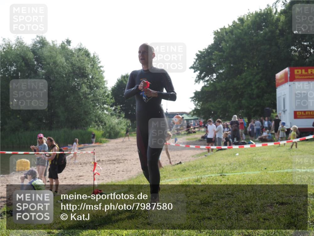 15.06.2025 - 27. Vierlanden-Triathlon KatJ http://msf.ph/oto/7987580 15.06.2025 09:03:17 Schwimmen 219, 220, 248 meine-sportfotos.de