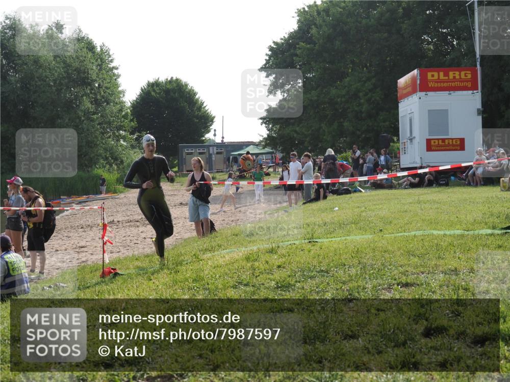15.06.2025 - 27. Vierlanden-Triathlon KatJ http://msf.ph/oto/7987597 15.06.2025 09:03:23 Schwimmen 220, 248 meine-sportfotos.de