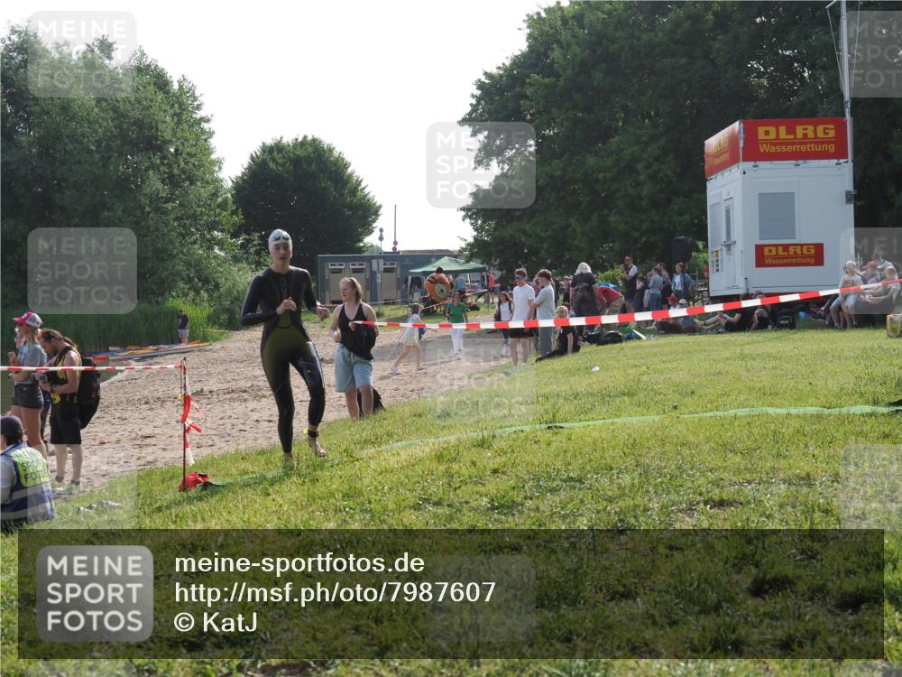 15.06.2025 - 27. Vierlanden-Triathlon KatJ http://msf.ph/oto/7987607 15.06.2025 09:03:23 Schwimmen 220, 248 meine-sportfotos.de
