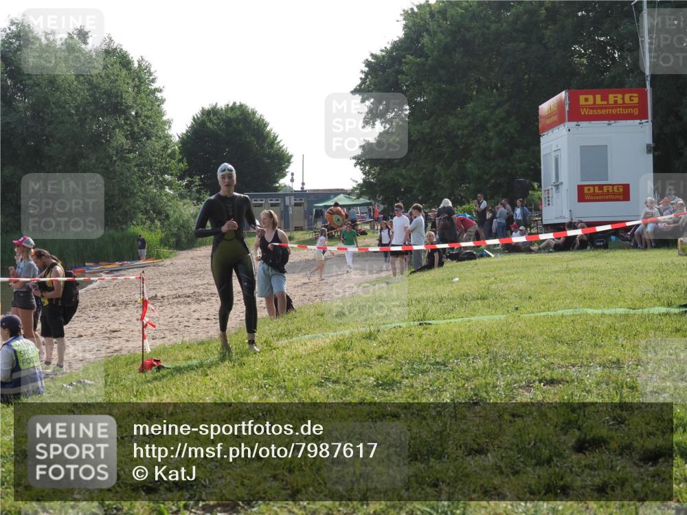 15.06.2025 - 27. Vierlanden-Triathlon KatJ http://msf.ph/oto/7987617 15.06.2025 09:03:23 Schwimmen 220, 248 meine-sportfotos.de