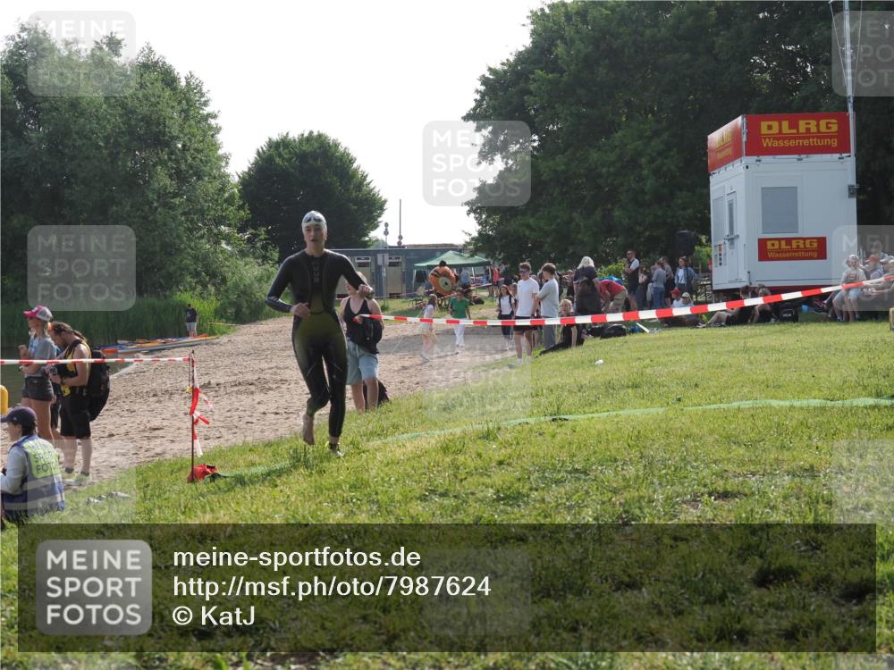 15.06.2025 - 27. Vierlanden-Triathlon KatJ http://msf.ph/oto/7987624 15.06.2025 09:03:23 Schwimmen 220, 248 meine-sportfotos.de