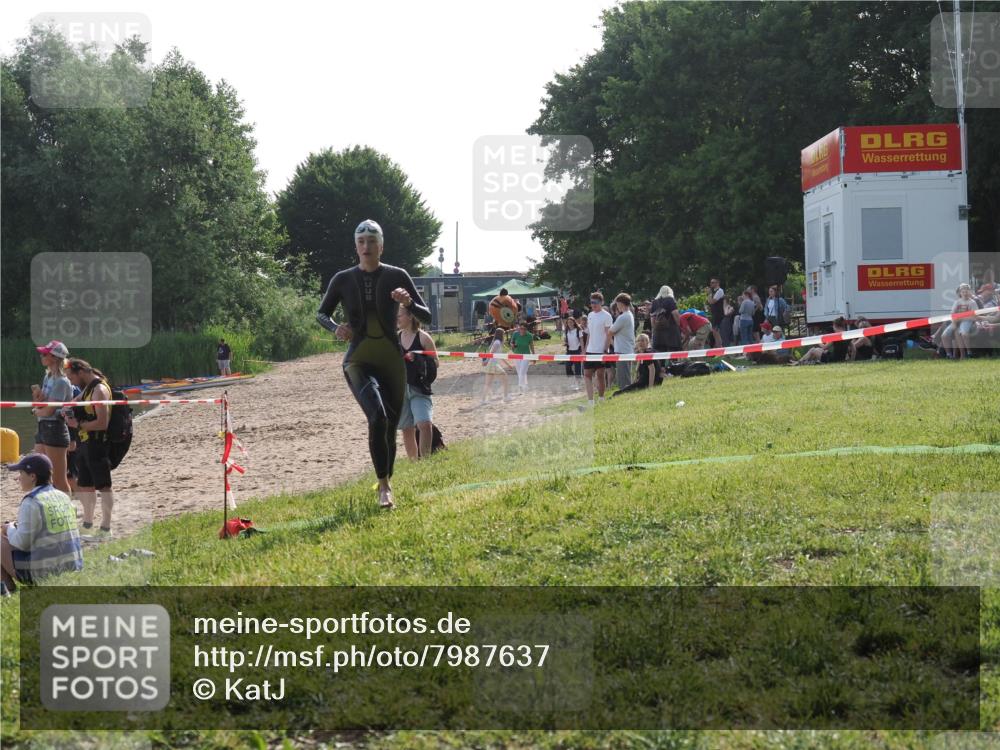 15.06.2025 - 27. Vierlanden-Triathlon KatJ http://msf.ph/oto/7987637 15.06.2025 09:03:23 Schwimmen 220, 248 meine-sportfotos.de
