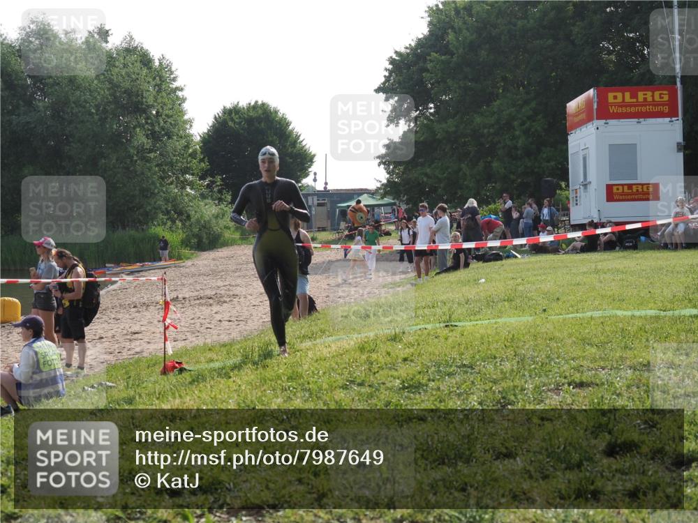 15.06.2025 - 27. Vierlanden-Triathlon KatJ http://msf.ph/oto/7987649 15.06.2025 09:03:23 Schwimmen 220, 248 meine-sportfotos.de