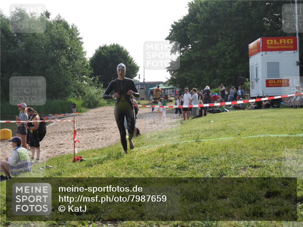 15.06.2025 - 27. Vierlanden-Triathlon KatJ http://msf.ph/oto/7987659 15.06.2025 09:03:23 Schwimmen 220, 248 meine-sportfotos.de