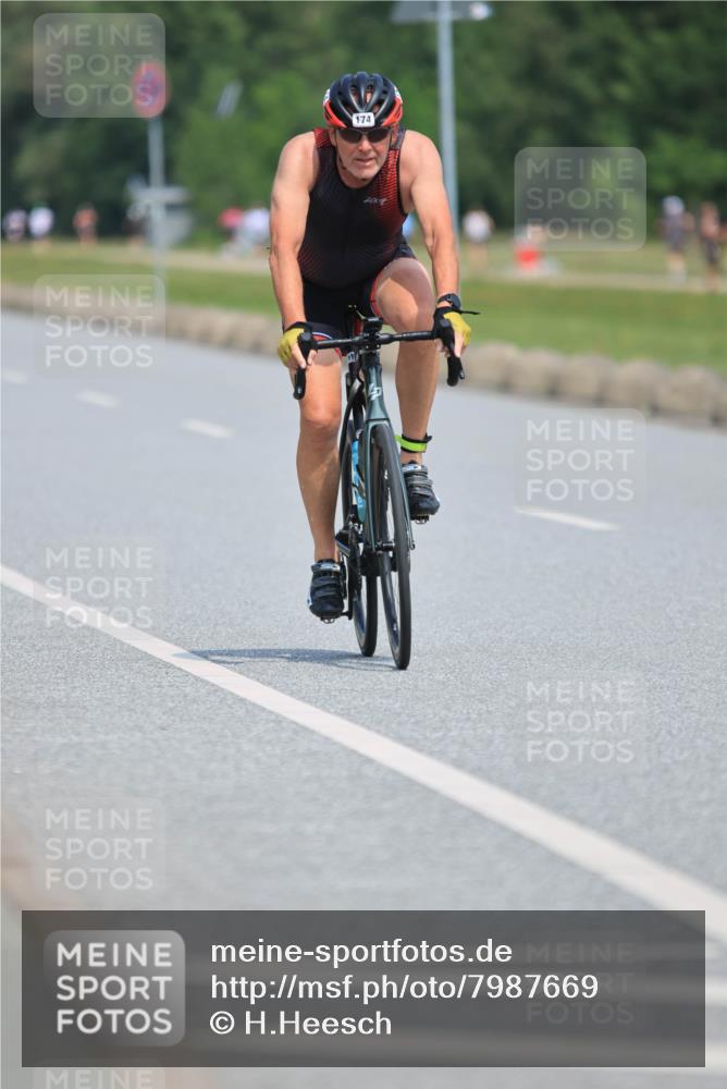 15.06.2025 - 27. Vierlanden-Triathlon H.Heesch http://msf.ph/oto/7987669 15.06.2025 11:38:31 Radfahren 174, 677, 716, 718, 837 meine-sportfotos.de