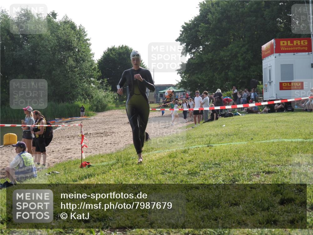 15.06.2025 - 27. Vierlanden-Triathlon KatJ http://msf.ph/oto/7987679 15.06.2025 09:03:24 Schwimmen 220 meine-sportfotos.de