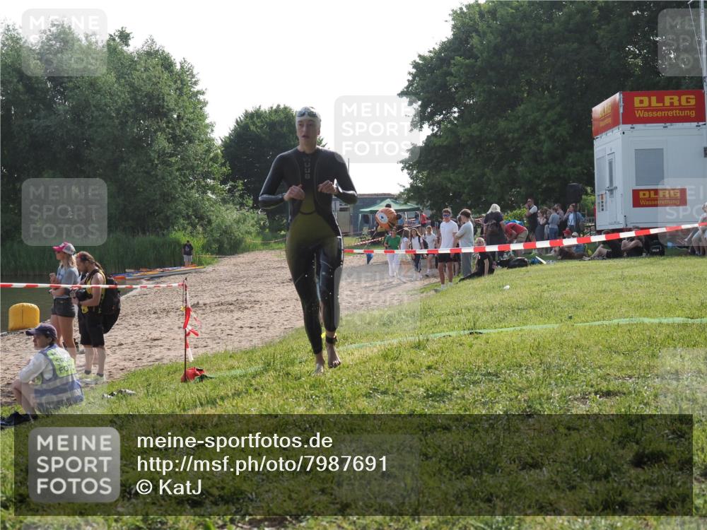 15.06.2025 - 27. Vierlanden-Triathlon KatJ http://msf.ph/oto/7987691 15.06.2025 09:03:24 Schwimmen 220 meine-sportfotos.de