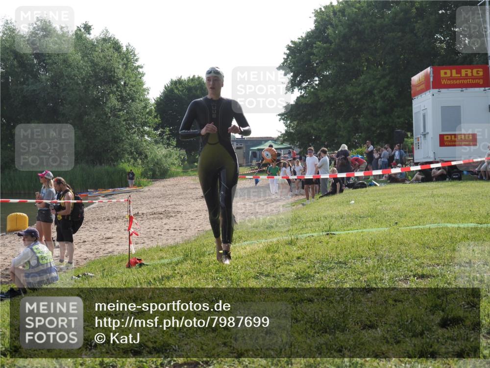 15.06.2025 - 27. Vierlanden-Triathlon KatJ http://msf.ph/oto/7987699 15.06.2025 09:03:24 Schwimmen 220 meine-sportfotos.de