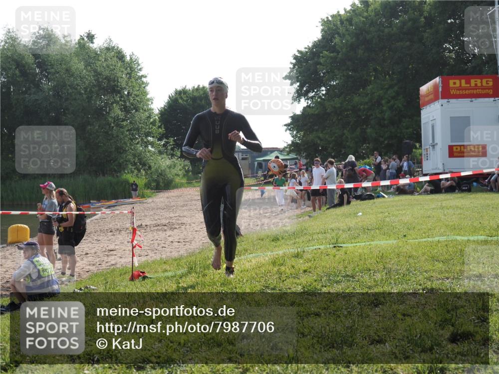 15.06.2025 - 27. Vierlanden-Triathlon KatJ http://msf.ph/oto/7987706 15.06.2025 09:03:24 Schwimmen 220 meine-sportfotos.de