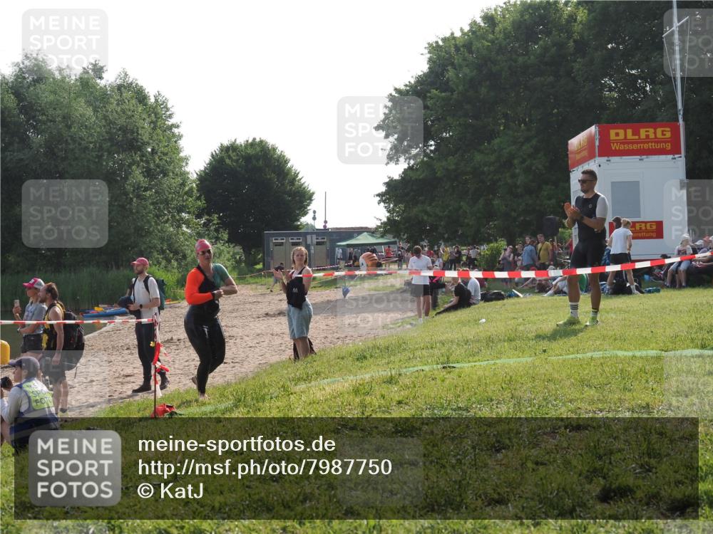 15.06.2025 - 27. Vierlanden-Triathlon KatJ http://msf.ph/oto/7987750 15.06.2025 09:04:42 Schwimmen 247 meine-sportfotos.de