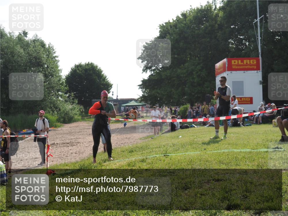 15.06.2025 - 27. Vierlanden-Triathlon KatJ http://msf.ph/oto/7987773 15.06.2025 09:04:43 Schwimmen 247 meine-sportfotos.de