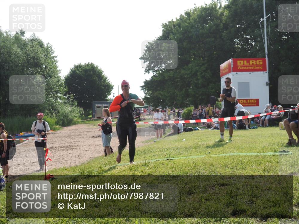 15.06.2025 - 27. Vierlanden-Triathlon KatJ http://msf.ph/oto/7987821 15.06.2025 09:04:44 Schwimmen 247 meine-sportfotos.de