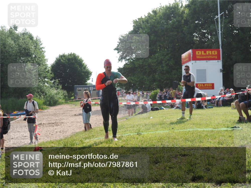15.06.2025 - 27. Vierlanden-Triathlon KatJ http://msf.ph/oto/7987861 15.06.2025 09:04:45 Schwimmen 247 meine-sportfotos.de