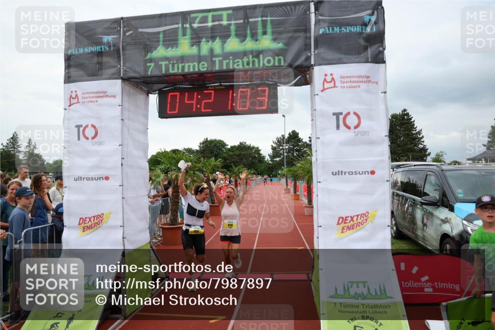 15.06.2025 - 7 Türme Triathlon Michael Strokosch http://msf.ph/oto/7987897 15.06.2025 14:21:03 Ziel 810, 811 meine-sportfotos.de
