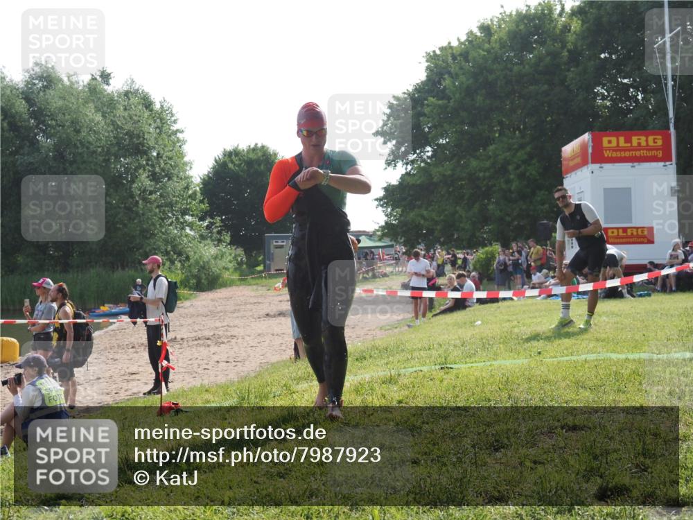 15.06.2025 - 27. Vierlanden-Triathlon KatJ http://msf.ph/oto/7987923 15.06.2025 09:04:46 Schwimmen 247 meine-sportfotos.de