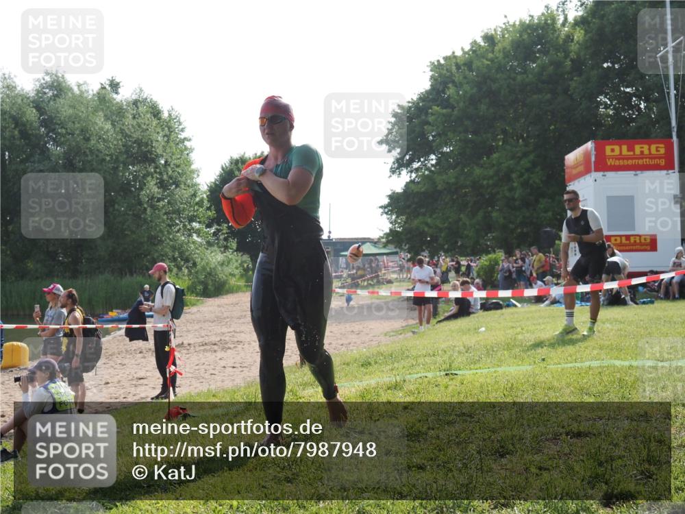 15.06.2025 - 27. Vierlanden-Triathlon KatJ http://msf.ph/oto/7987948 15.06.2025 09:04:47 Schwimmen 247 meine-sportfotos.de