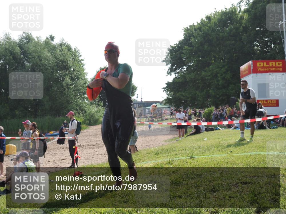 15.06.2025 - 27. Vierlanden-Triathlon KatJ http://msf.ph/oto/7987954 15.06.2025 09:04:47 Schwimmen 247 meine-sportfotos.de