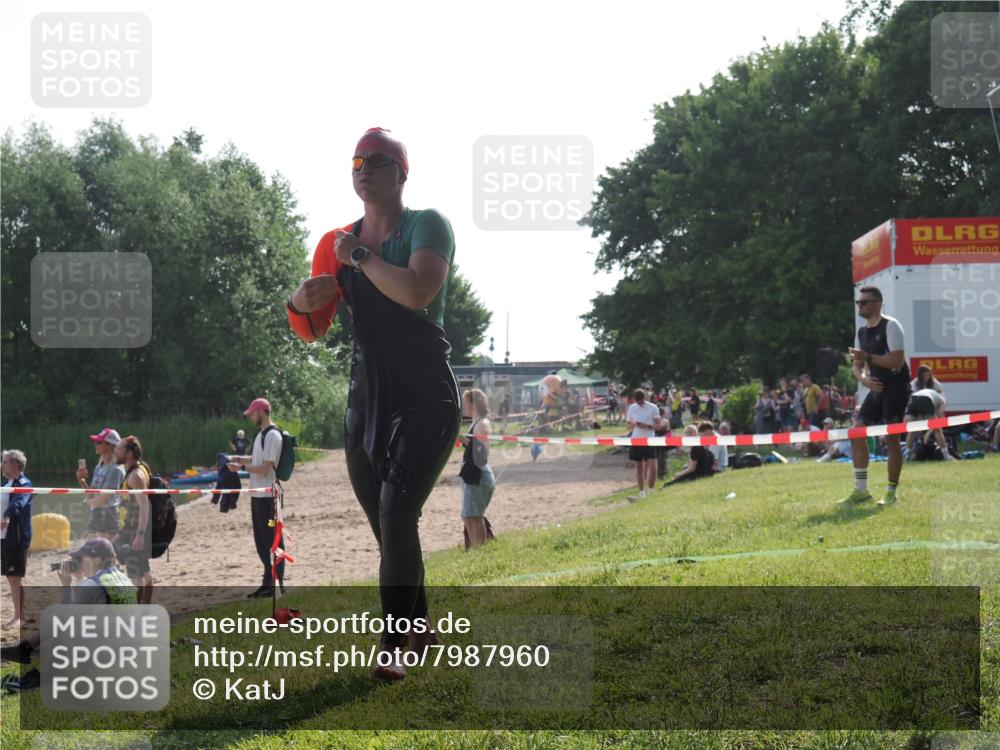 15.06.2025 - 27. Vierlanden-Triathlon KatJ http://msf.ph/oto/7987960 15.06.2025 09:04:47 Schwimmen 247 meine-sportfotos.de