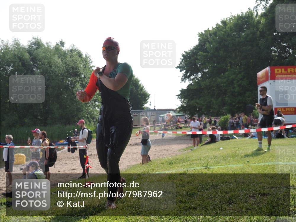 15.06.2025 - 27. Vierlanden-Triathlon KatJ http://msf.ph/oto/7987962 15.06.2025 09:04:47 Schwimmen 247 meine-sportfotos.de