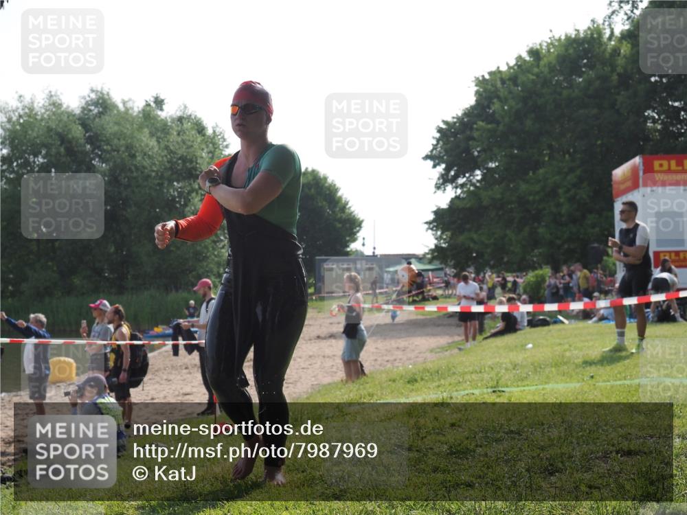 15.06.2025 - 27. Vierlanden-Triathlon KatJ http://msf.ph/oto/7987969 15.06.2025 09:04:47 Schwimmen 247 meine-sportfotos.de