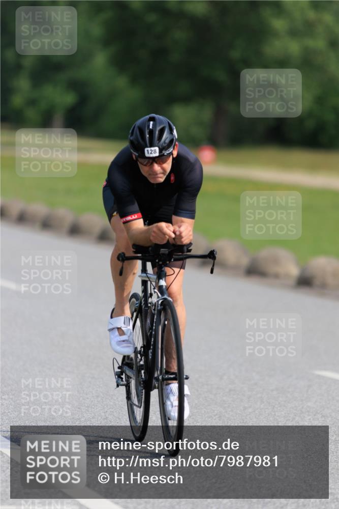 15.06.2025 - 27. Vierlanden-Triathlon H.Heesch http://msf.ph/oto/7987981 15.06.2025 09:19:32 Radfahren 99, 120, 122, 128, 199 meine-sportfotos.de