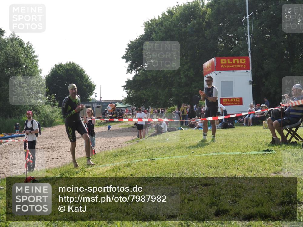 15.06.2025 - 27. Vierlanden-Triathlon KatJ http://msf.ph/oto/7987982 15.06.2025 09:04:58 Schwimmen 238 meine-sportfotos.de